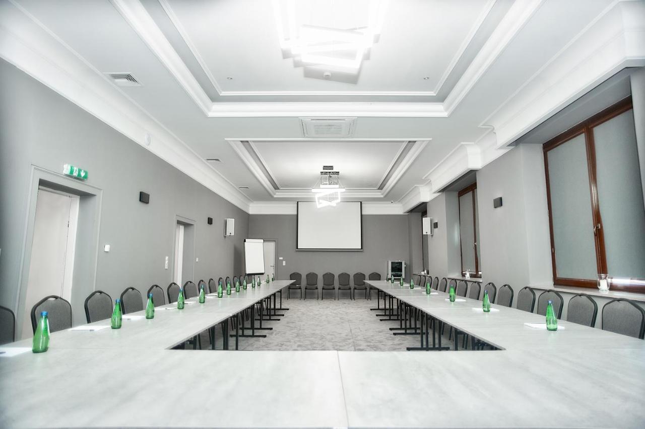 Hotel Sphinx Zabia Wola Экстерьер фото
