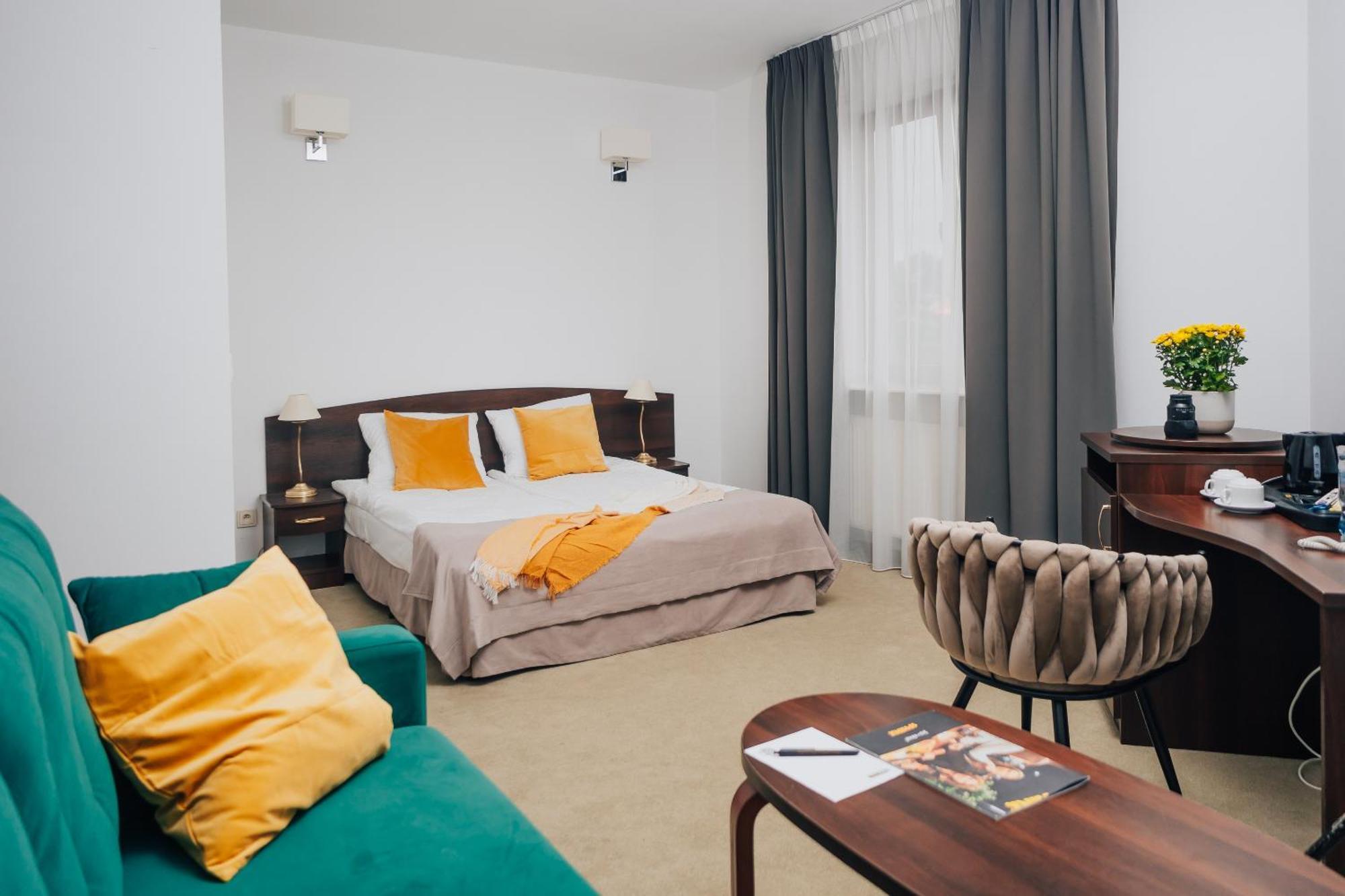 Hotel Sphinx Zabia Wola Экстерьер фото